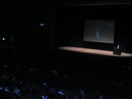今年の新卒採用のTOPLIVEの写真です。この日はホールを貸切り、８００人近くの学生が社長の話に熱心に耳を傾けていました。